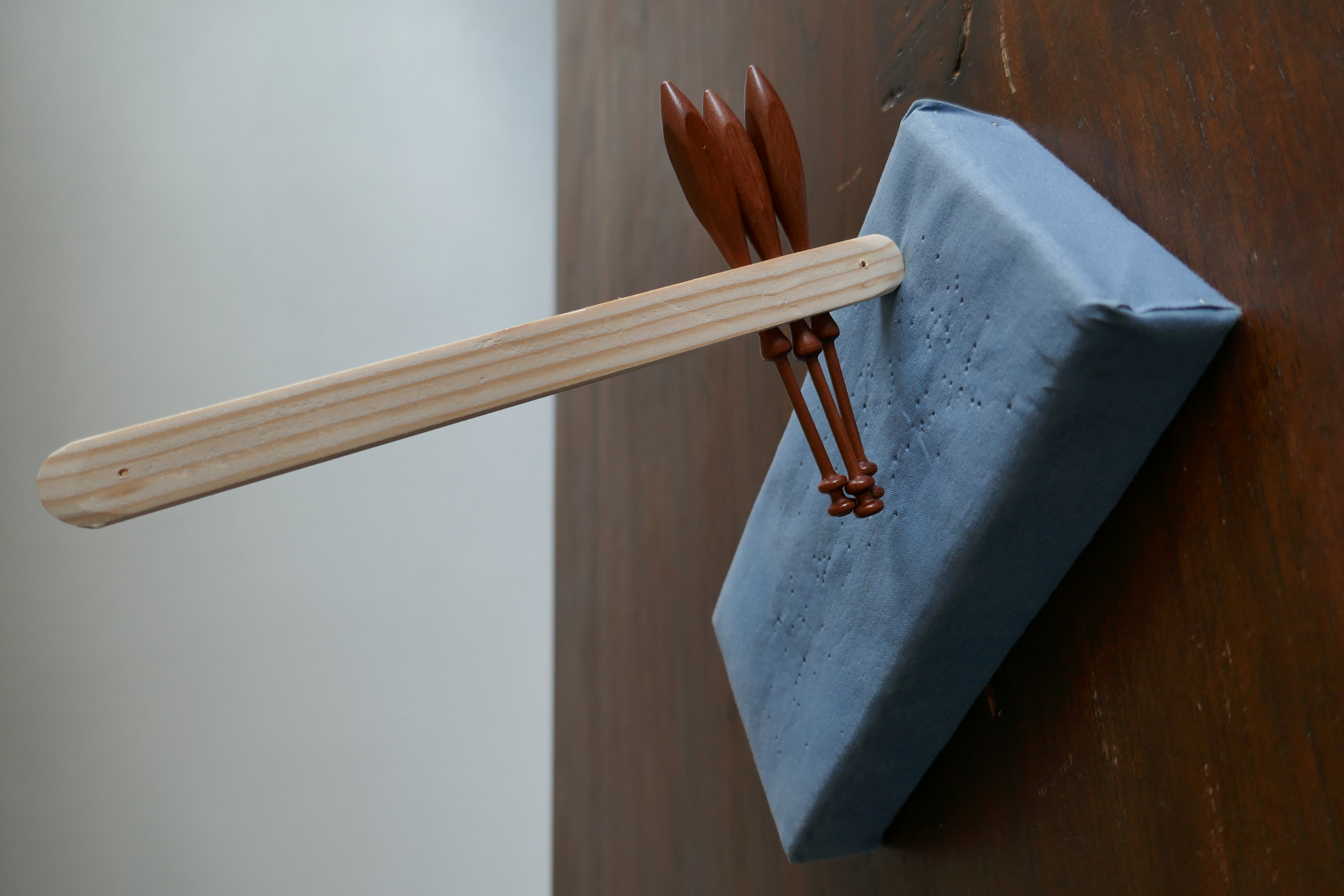 Klöppelhalter Holz, klein, mit Nadel