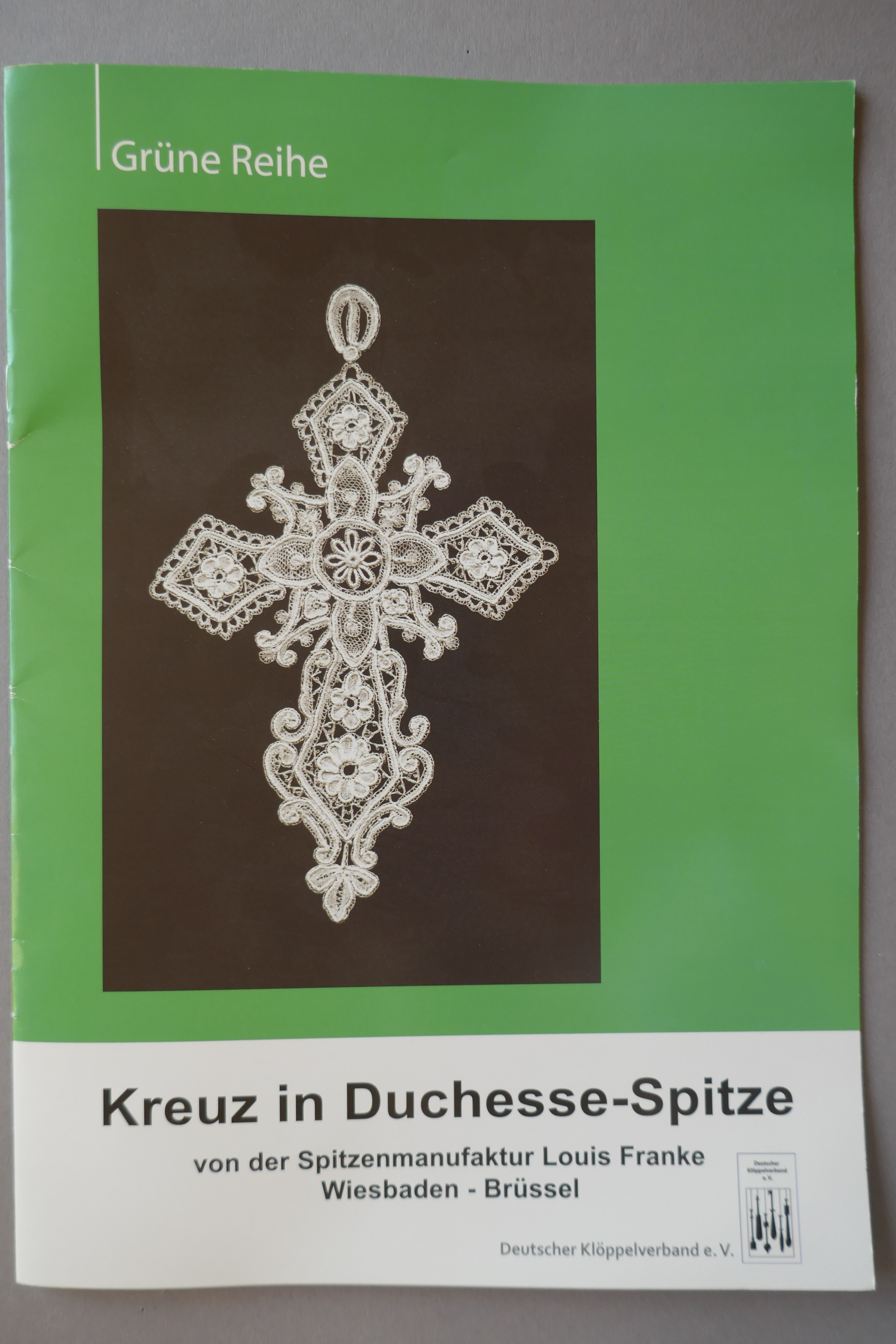 Kreuz in Duchesse-Spitze